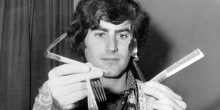 Uri Geller macht im Jahr 1974 das, was er am besten kann: Löffel verbiegen