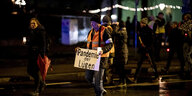 Demonstrationsteilnehmer mit Schild: "Pandemie der Lügen"