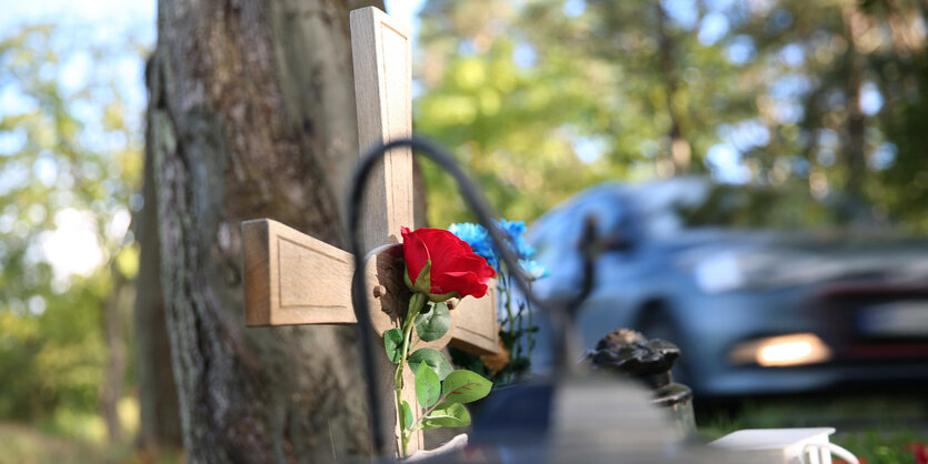 Kreuz am Straßenrand erinnert an einen Verkehrstoten