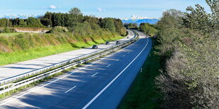 fast leere Autobahn und schneebedeckte Berge