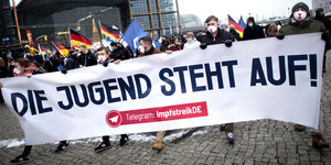 Transparent "Die Jugend steht auf! wirbt auch für Telgram:ImpfstreikDE