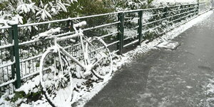 Ein Fahrrad steht eingeschneit auf einem Gehweg im Bezirk Tempelhof-Schöneberg