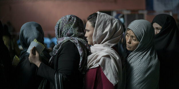 Kabul: Frauen stehen in einer Schlange, um bei einer vom Welternährungsprogramm (WFP) organisierten Geldverteilung Bargeld zu erhalten.