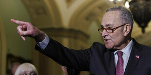 Senator Chuck Schumer zeigt mit dem Finger irgendwohin