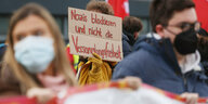 Mit einem Plakat mit der Aufschrift «Nazis blockieren und nicht die Versammlungsfreiheit» protestieren Gegner des geplanten Versammlungsgesetzes vor dem Landtag.