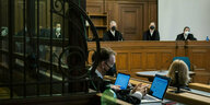 Die Prozessbeteiligten sitzen im Gerichtssaal