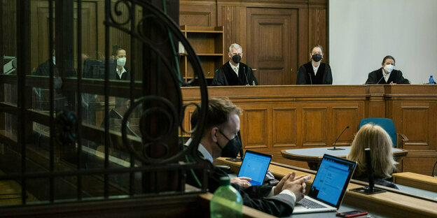 Die Prozessbeteiligten sitzen im Gerichtssaal