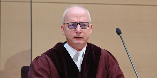 Jürgen Schäfer, Vorsitzender des Dritten Strafsenat des Bundesgerichtshof (BGH), steht im Gerichtssaal.