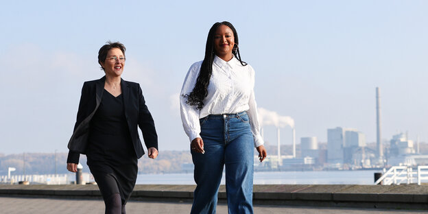 Monika Heinold und Aminata Touré gehen gemeinsam an der Kiellinie zu einer Pressekonferenz