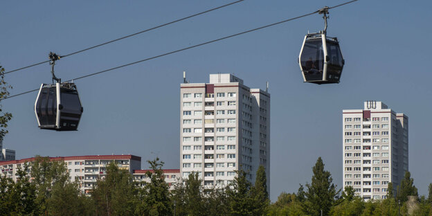 Die Seilbahn in den Gärten der Welt in Marzahn-Hellersdorf schwebt über Bäume hinweg - Berlin will, dass die Seilbahn auch mit Nahverkehrstickets zu benutzen ist