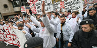 Fußballfans protestieren bei einer Demonstration der Initiative «Versammlungsgesetz NRW stoppen»