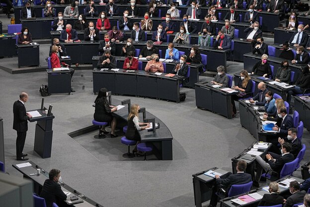 Blick in den Bundestag, die Fraktionen währen einer Rede von Bundeskanzler Olaf Scholz. Blick in den Bundestag, die Fraktionen währen einer Rede von Bundeskanzler Olaf Scholz.