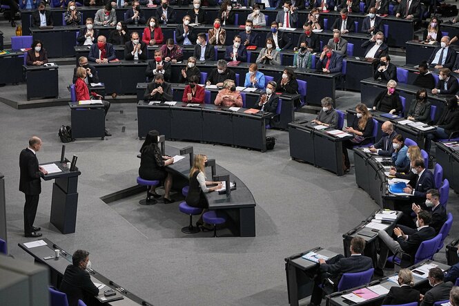 Blick in den Bundestag, die Fraktionen währen einer Rede von Bundeskanzler Olaf Scholz.