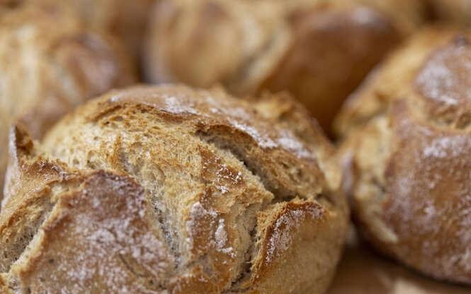 Brötchen aus der Bäckerei von Christa Lutum in einem Regal