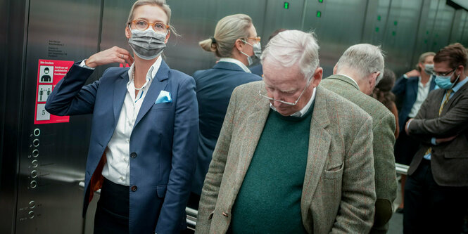 Alice Weidel und Alexander Gauland stehen in einem Aufzug