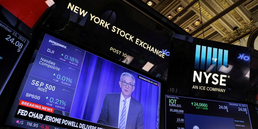 Bildschirm mit Fed-Chef Jerome Powell an der New Yorker Börse