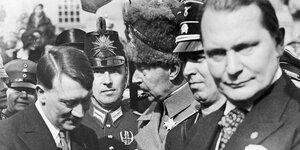 Historisch s/w-Aufnahme, Hitler devot lächelnd mit Kropnprinz in Uniform