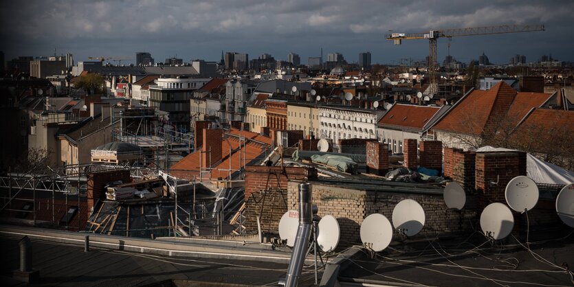 Blick ueber Wohnhaeuser in Berlin