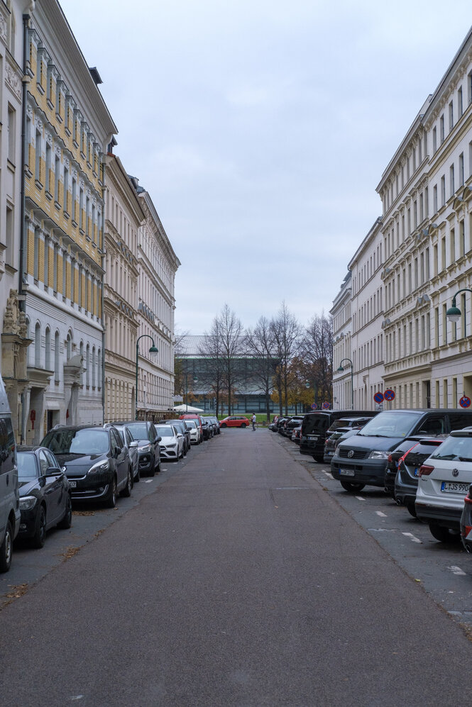 Eine Straße mit geparkten Autos