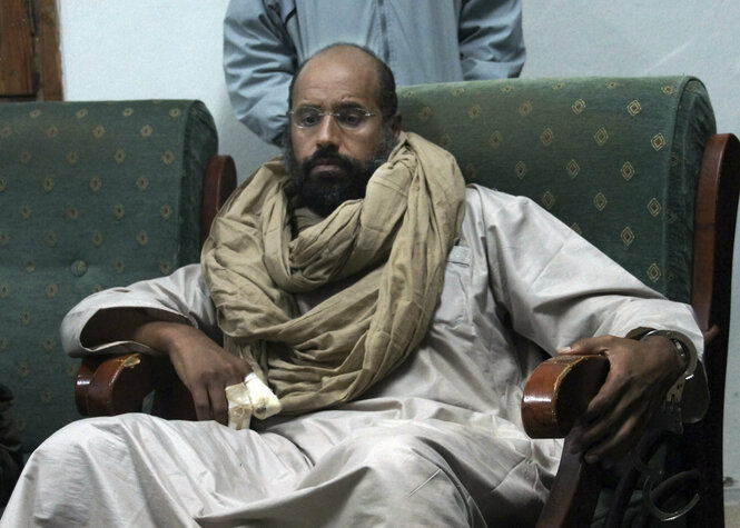 Saif al-Islam sitzt in einem Sessel