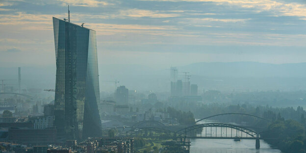 Die EZB-Zentrale in Frankfurt am Main im Morgennebel