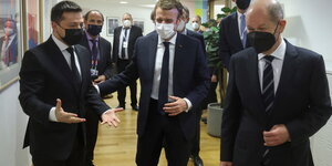 Drei Männer in schwarzen Anzügen: Selenski, Macron, Scholz