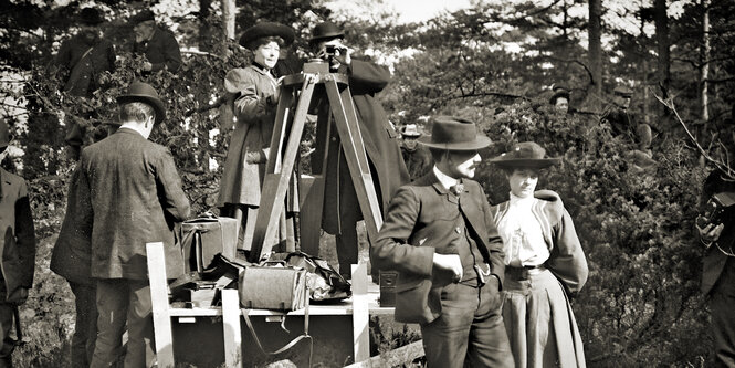 Die Regisseurin Alice Guy-Blaché bei einem Dreh am Filmset.