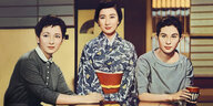 Szene aus dem Eröffnungsfilm „Higanbana“ (Equinox Flower): drei Schwestern an einem Tisch