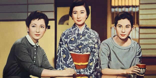 Szene aus dem Eröffnungsfilm „Higanbana“ (Equinox Flower): drei Schwestern an einem Tisch