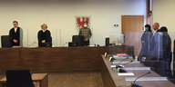 Bild aus dem Potsdamer Landgericht, stehender Richter und Angeklagte