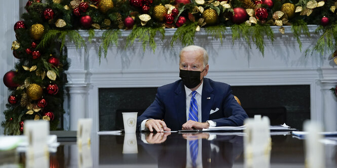 US-Präsindet Biden mit Weihnachtsdeko