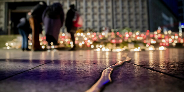 Kerzen beleuchten das Denkmal für die Opfer des Anschlags auf den Breitscheidplatz