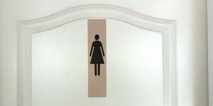 Schild an einer Frauentoilette.