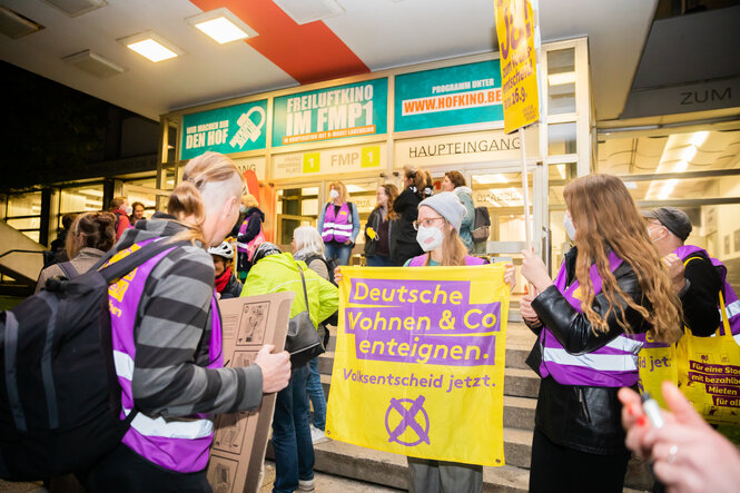 Mitglieder von Deutsche Wohnen enteignen beim Protest