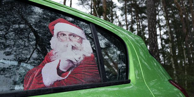 Ein Weihnachtsmann-Aufkleber an einem Autofenster.