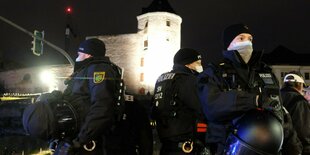 Polizisten bei einer Demonstration im Dunkeln.