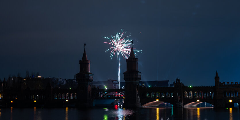 Eine Rakete steigt über einer Brücke