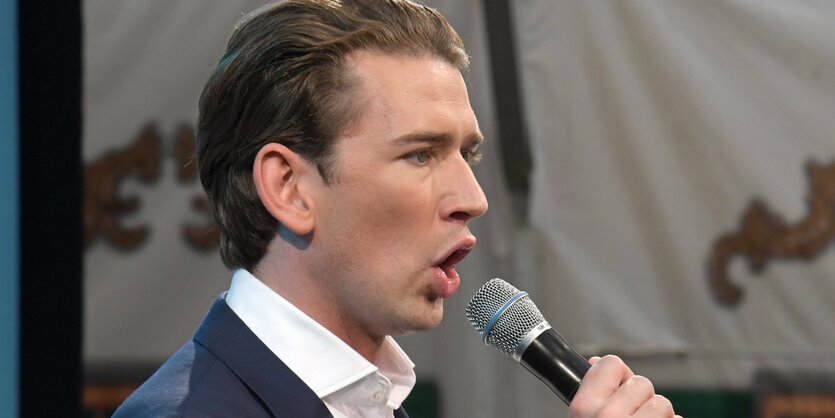 Sebastian Kurz spricht mit weit geöffnetem Mund in ein Mikrofon