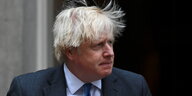 Premierminister Boris Johnson weht der wind in die Haare.