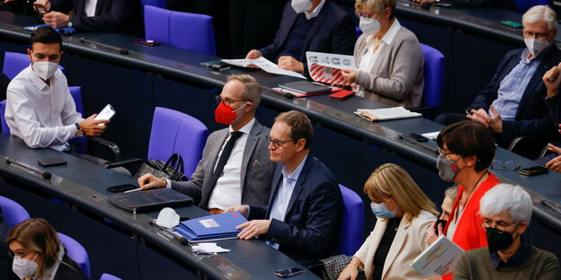Abgeordnete auf den Sitzen des Bundestags