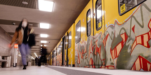 U-Bahnsteig in Berlin: Ein vollgesprühter Zug an einem U-Bahnhof