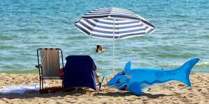Ein aufblasbarer Hai liegt am Strand von El Arenal.