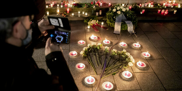 Kerzen erinnern auf dem Berliner Breitscheidplatz an den Anschlag vor fünf Jahren.