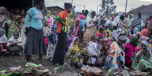 Äthiopierinnen aus verschiedenen Städten der Amhara-Region warten in einem Zentrum für Binnenvertriebene auf die Verteilung von Hilfsgütern