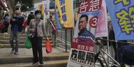 Anwohner gehen an einem Banner des Kandidaten für die Parlamentswahlen, Fong Lung-fei, in einer Straße in Hongkong vorbei