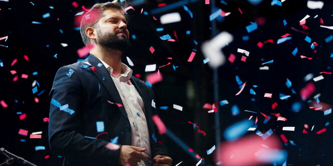 Gabriel Boric nachts im Konfettiregen