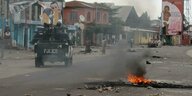 Straßenzug in Goma mit brennender Barrikade.
