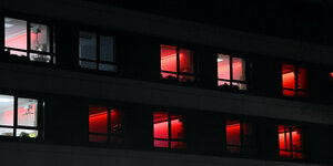 Fenster im Krankenhaus die von innen rot beleuchtet sind