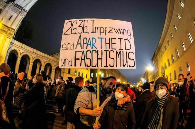 Coronaprotest, Ein Paar mit Schild gegen Impfzwang