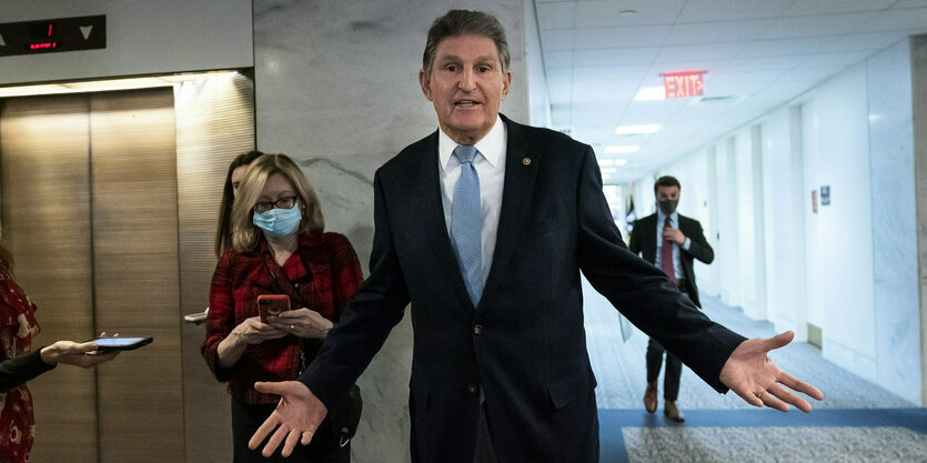 Senator Joe Manchin breitet die Arme aus.